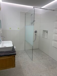Badezimmer mit neuem Steinboden