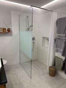 Badezimmer mit neuem Steinboden fertig dekoriert